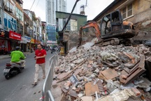 Hà Nội: Người dân hối hả tháo dỡ nhà để mở rộng đường Nguyễn Tuân