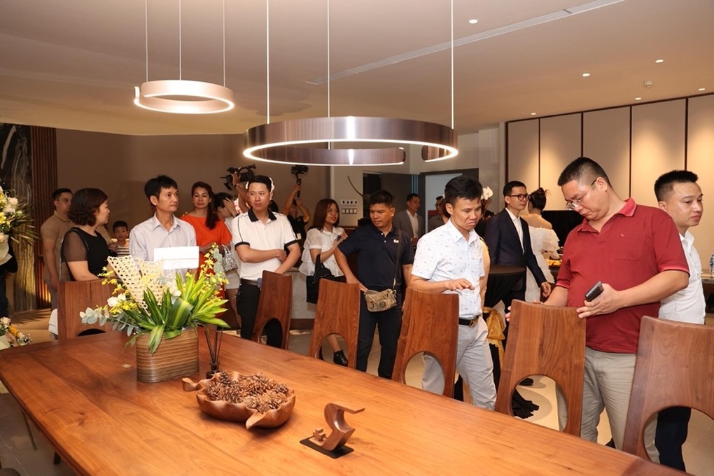 Khai trương showroom nội thất gỗ óc chó cao cấp tại Sài Gòn - 8 Khai trương showroom nội thất gỗ óc chó cao cấp tại Sài Gòn - 8