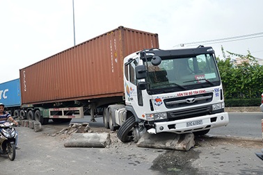 Hàng chục mét dải phân cách bị xe container “nuốt gọn”