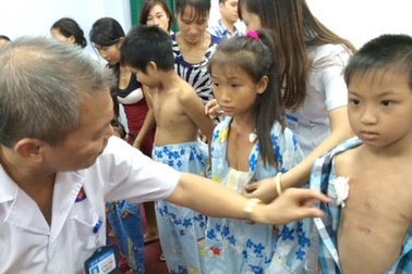 Lần đầu tiên “vá tim” không cần "bổ" dọc xương ức