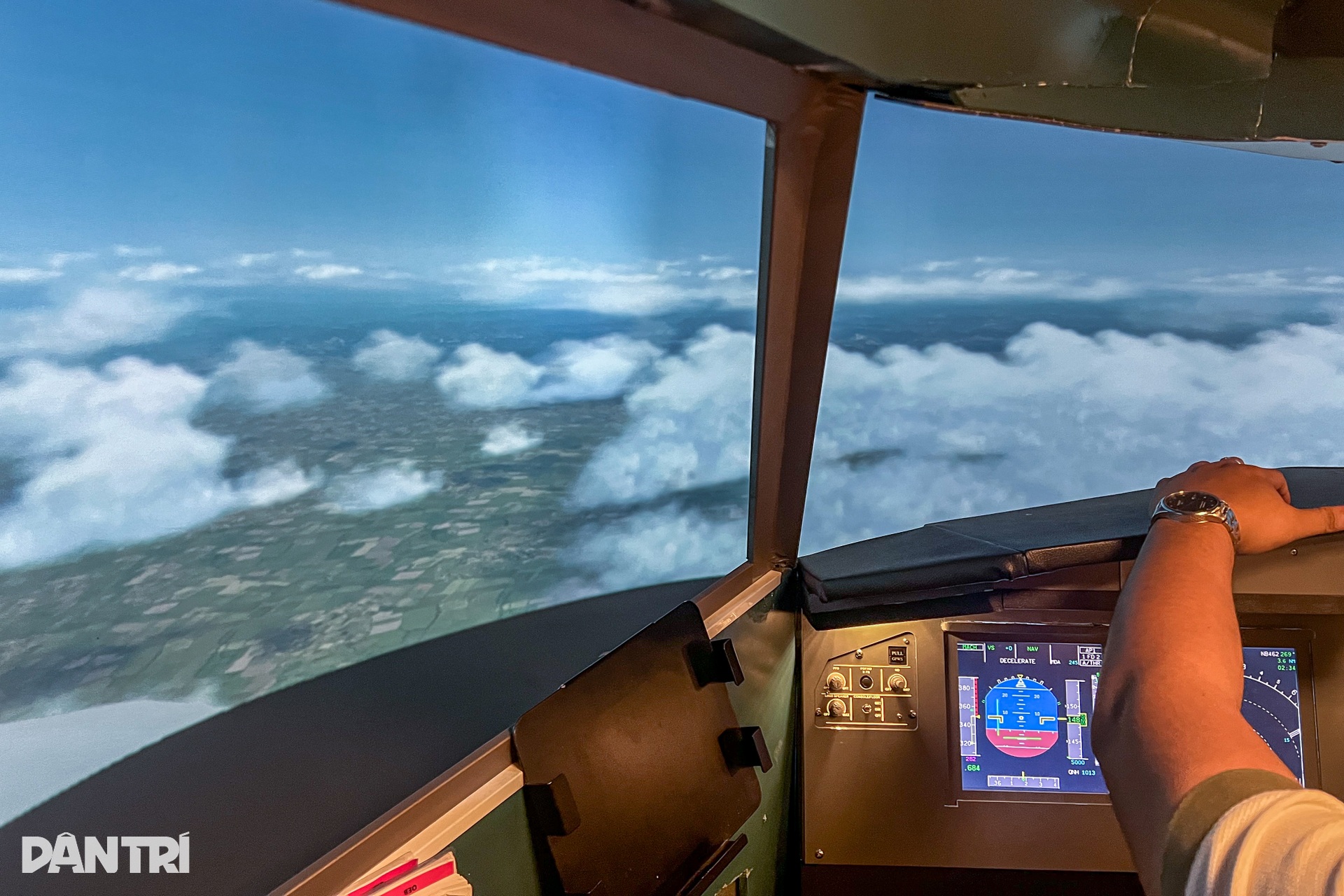 Người Hà Nội chi tiền triệu lái máy bay Airbus cảm giác rung lắc như thật - 5 Người Hà Nội chi tiền triệu lái máy bay Airbus cảm giác rung lắc như thật - 5