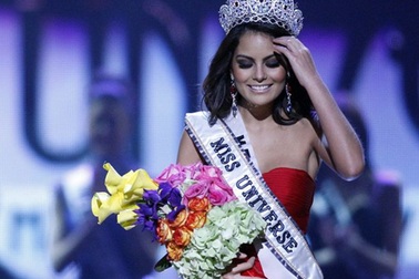 Thêm những hình ảnh đẹp về tân Hoa hậu Hoàn vũ