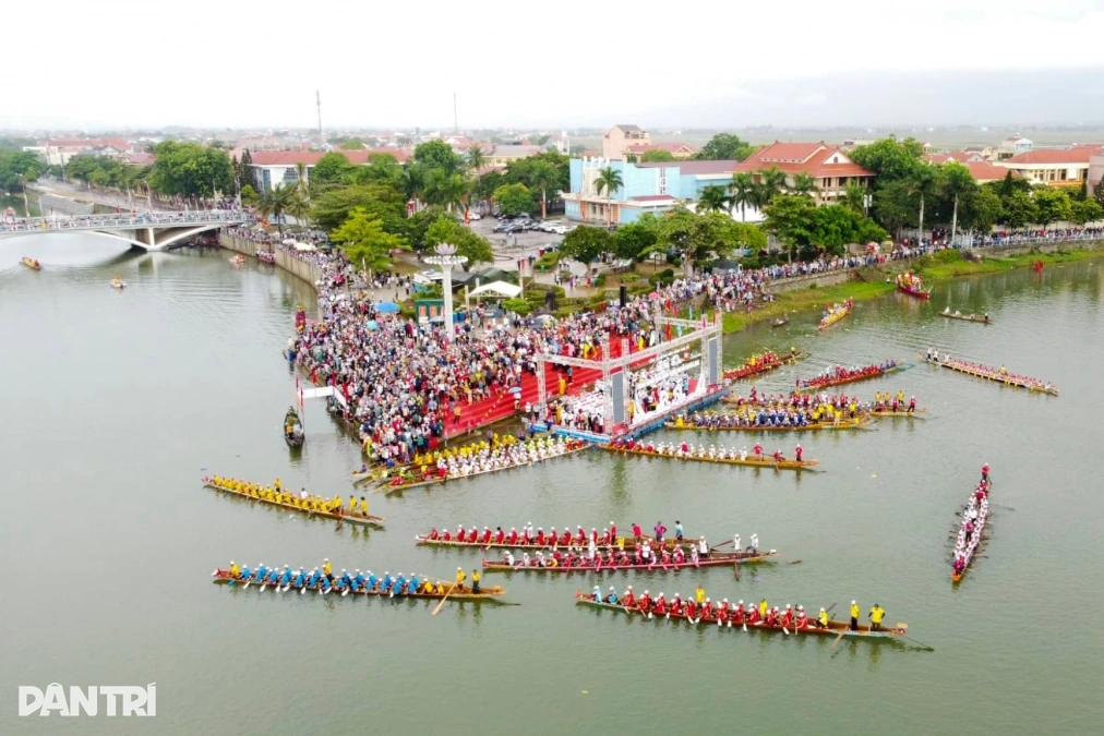 Жваве святкування Дня Незалежності у рідному місті генерала Во Нгуєн Зіапа - 1 Rộn ràng Tết Độc lập trên quê hương Đại tướng Võ Nguyên Giáp - 1