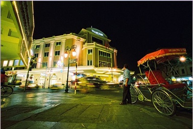 Tái hiện Hà Nội sống động qua 100 bức ảnh chụp bằng máy film