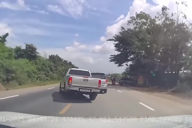 Tài xế xe bán tải xử lý cực nhanh, kịp thời tránh xe dừng lại phía trước