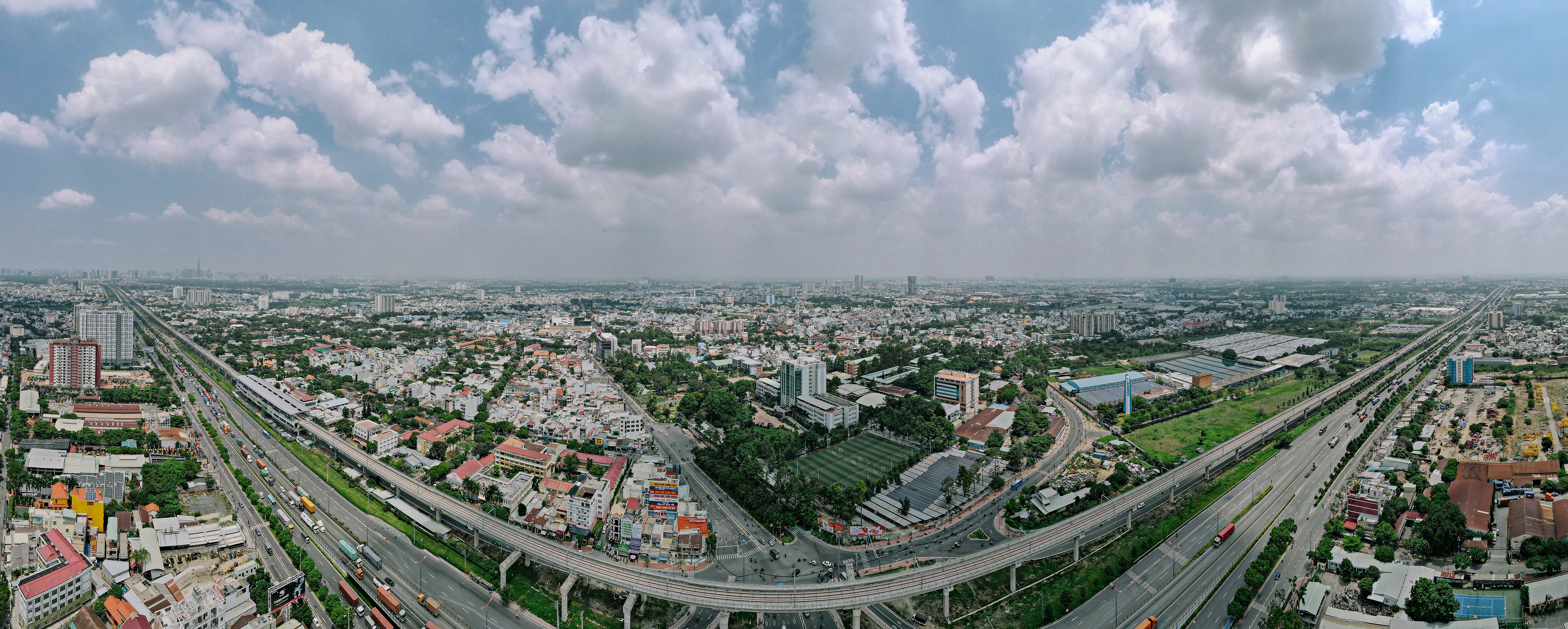 Ngắm tuyến metro đầu tiên của TPHCM sau gần 10 năm chờ đợi