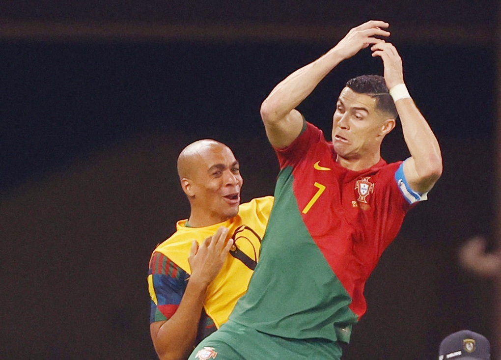 Phản ứng của C.Ronaldo khi chứng kiến đối thủ nhái cách ăn mừng - 7 Phản ứng của C.Ronaldo khi chứng kiến đối thủ nhái cách ăn mừng - 7