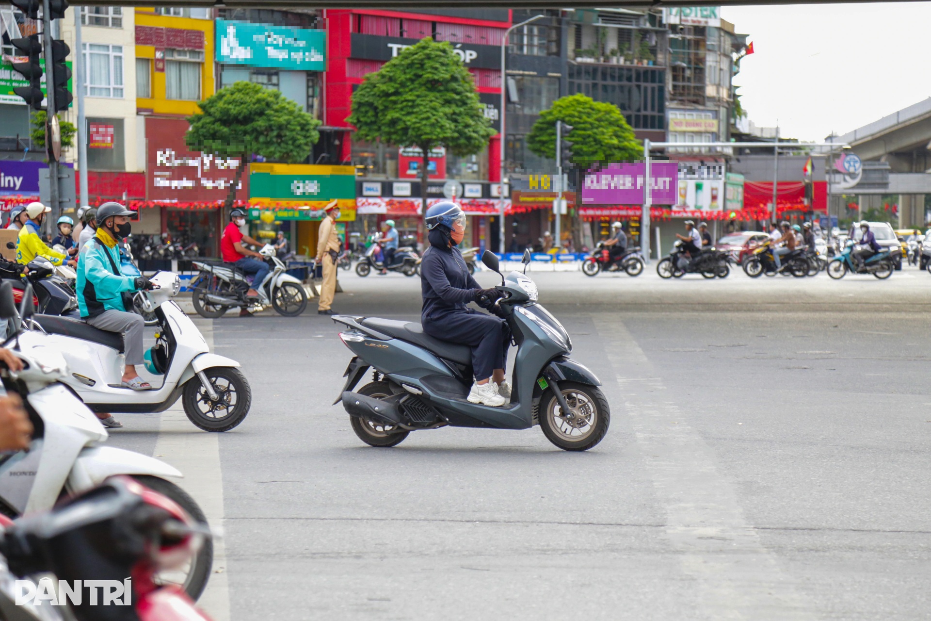 Bất chấp mức phạt nặng, nhiều lái xe máy và ô tô vẫn vượt đèn đỏ ở Hà Nội - 1 Bất chấp mức phạt nặng, nhiều lái xe máy và ô tô vẫn vượt đèn đỏ ở Hà Nội - 1