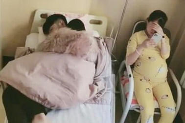 Đưa vợ đi đẻ, chồng hồn nhiên chiếm luôn giường của vợ gây tranh cãi