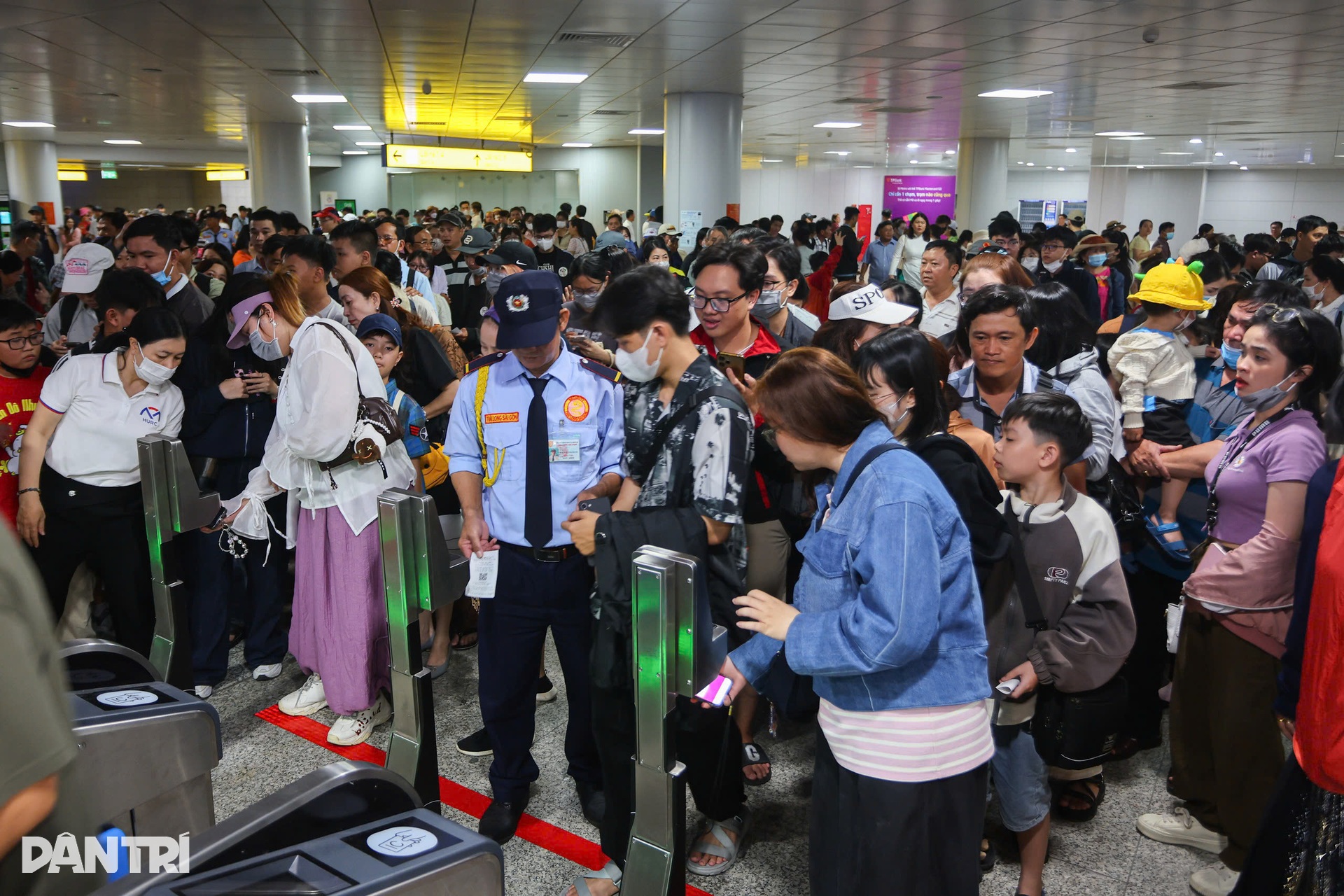 Hành khách chờ cả tiếng vẫn chưa lên được Metro số 1 - 6 Hành khách chờ cả tiếng vẫn chưa lên được Metro số 1 - 6