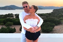 Mối tình định mệnh từ dòng tin nhắn trên mạng của đội trưởng tuyển Bỉ