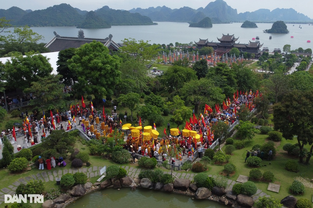 Hàng nghìn người cung rước xá lợi Đức Phật về chùa Tam Chúc - 3 Hàng nghìn người cung rước xá lợi Đức Phật về chùa Tam Chúc - 3