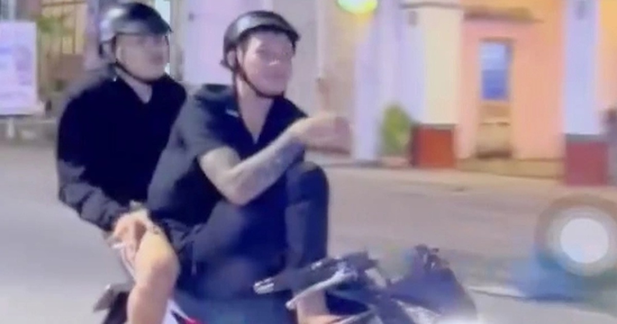 Buông tay, gác chân khi lái xe để quay clip "câu view"