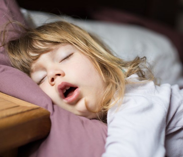 Nguyên nhân khiến em bé ngủ hé miệng là gì?
