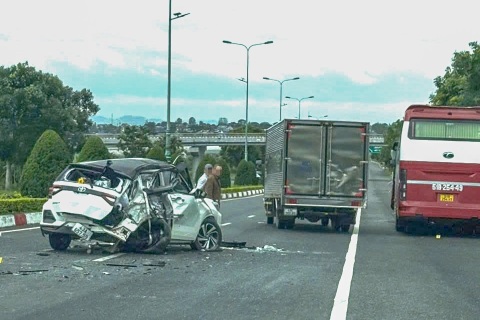 Xe khách tông ô tô con trên cao tốc Liên Khương - Prenn