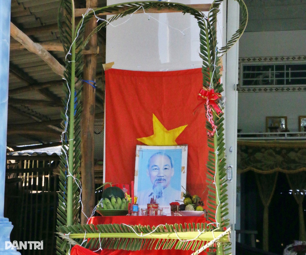 Bàn thờ Bác Hồ tết bằng lá dừa - Nét Xuân đẹp ở Cà Mau - 3 Bàn thờ Bác Hồ tết bằng lá dừa - Nét Xuân đẹp ở Cà Mau - 3