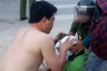 Đại úy CSGT cởi áo cầm máu cho người đàn ông bị tai nạn