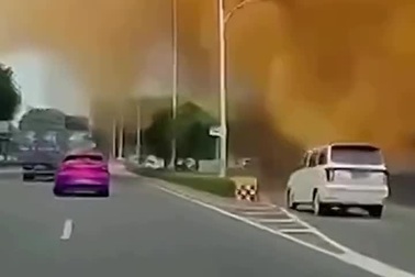 Đường ống vỡ tung khiến chất thải phun như mưa, người dân khổ vì hôi thối