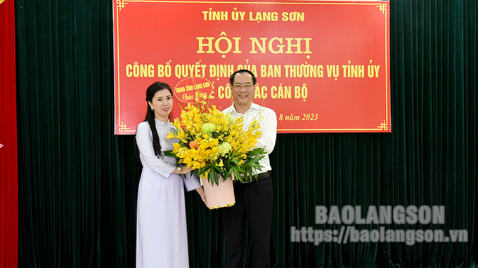 Ông Dương Xuân Huyên, Ủy viên Ban Thường vụ Tỉnh ủy, Phó Chủ tịch Thường trực UBND tỉnh Lạng Sơn tặng hoa chúc mừng bà Đoàn Thu Hà - Ảnh: Báo Lạng Sơn