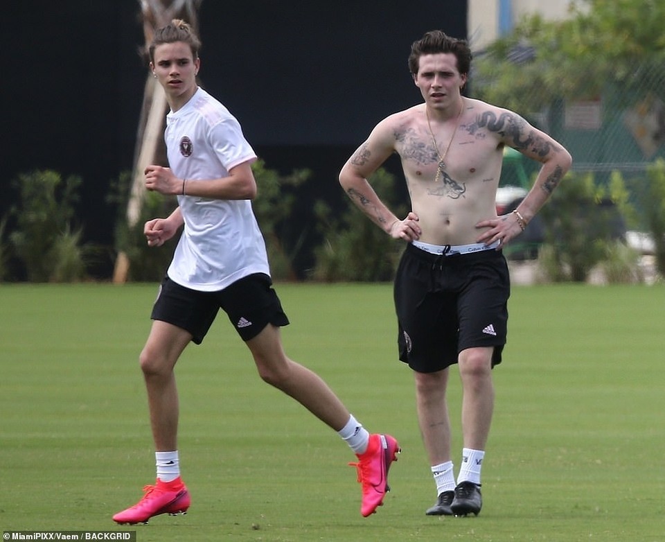 David Beckham cởi trần khoe hình xăm - 6 David Beckham cởi trần khoe hình xăm - 6