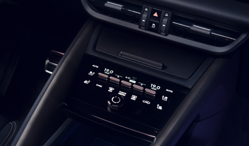 Porsche Macan EV 2025 có 3 màn hình trong xe giống Cayenne mới