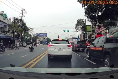 Quyết dừng chờ hết đèn đỏ, ô tô không nhường đường cho xe ưu tiên