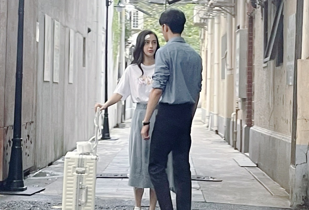 Ngọt ngào khoảnh khắc Angelababy khóa môi phi công trẻ Lại Quán Lâm - 3