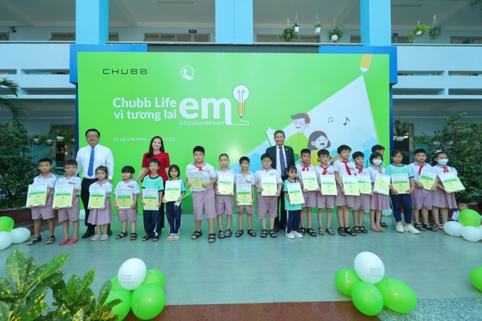Bà Nguyễn Thị Hiền, Phó Giám đốc Quỹ Bảo trợ trẻ em Việt Nam; ông Nguyễn Hồng Tây, Phó trưởng đại diện Văn phòng Bộ LĐ-TB&XH tại thành phố Hồ Chí Minh; ông Nguyễn Hồng Sơn, Tổng Giám đốc Chubb Life Việt Nam trao học bổng cho học sinh có hoàn cảnh khó khăn.