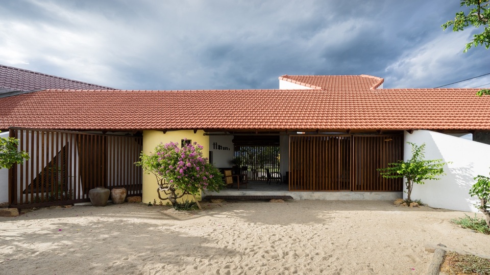 Vẻ sang trọng ẩn sau ngôi nhà ngói đỏ ở quê của gia đình Việt - 3