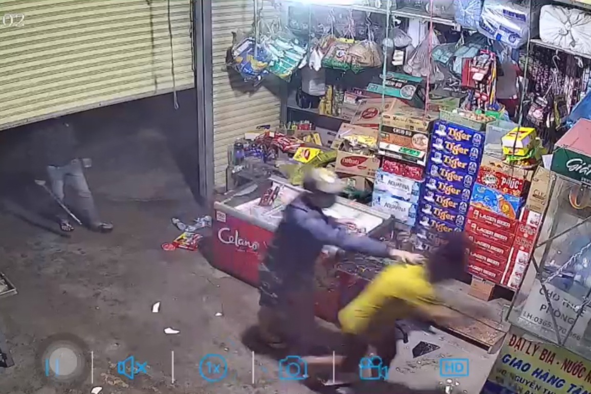 Nữ chủ tiệm tạp hóa bị 4 thanh niên tấn công lúc nửa đêm - 2 Nữ chủ tiệm tạp hóa bị 4 thanh niên tấn công lúc nửa đêm - 2
