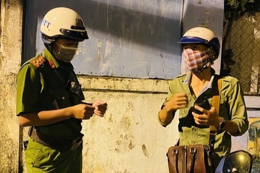 Giữa đêm, thanh niên được công an hộ tống vượt chốt về gặp anh trai vừa mất