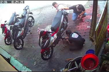 Thợ sửa xe bị máy cắt văng thẳng vào mặt