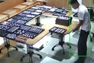 Nhân viên làm vỡ hơn 30 vòng ngọc quý hiếm, chủ tiệm xử lý gây xúc động