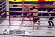 Bị đấm nằm sàn, võ sĩ vẫn vùng dậy "lật kèo" ngoạn mục