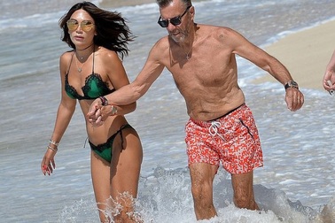 Duncan Bannatyne sánh đôi vợ kém 31 tuổi trên biển