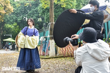 Du khách xếp hàng chụp lá vàng rơi ở góc phố Hà Nội