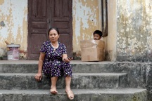 Con chấn thương sọ não, mẹ già đau yếu gồng gánh cả gia đình