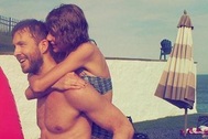 Taylor Swift diện bikini tình tứ ôm bạn trai