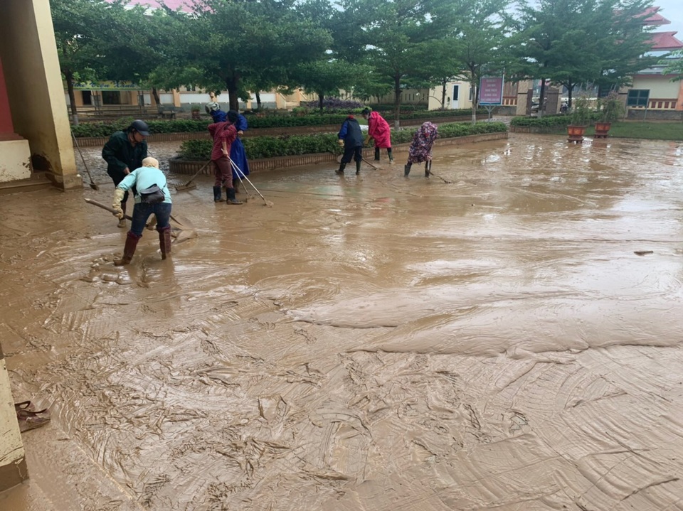 Quảng Bình: Lũ rút, trường học ngổn ngang, bùn đất phủ dày - 13 Quảng Bình: Lũ rút, trường học ngổn ngang, bùn đất phủ dày - 13