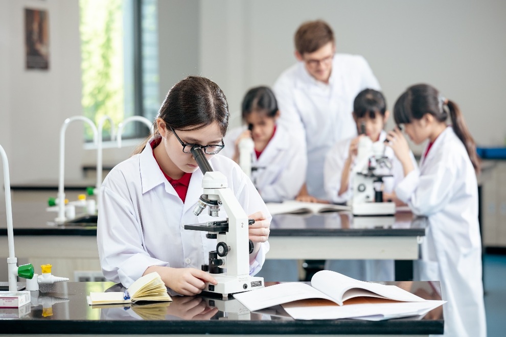 Đằng sau những suất học bổng và những tấm bằng khen - 3 Đằng sau những suất học bổng và những tấm bằng khen - 3