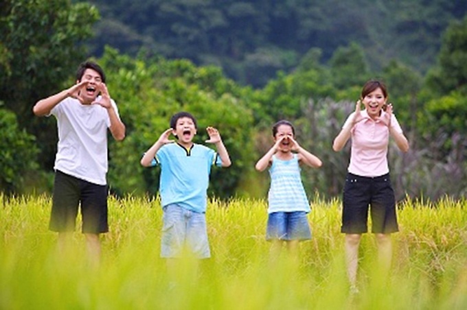 Chơi cùng con, cha mẹ mang lại cho trẻ sự tự tin và giúp hình thành nhân cách tốt.