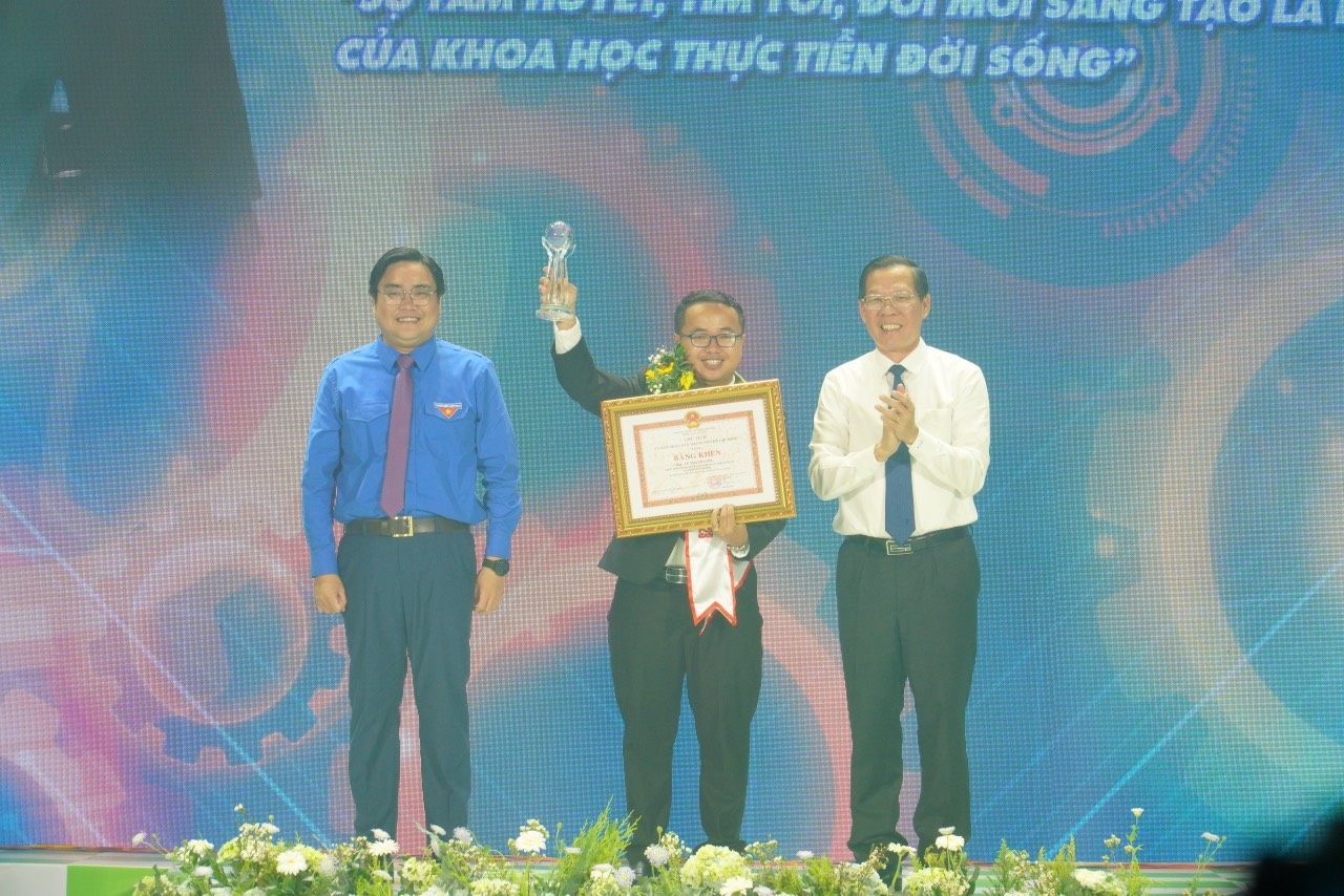 פרופסור חבר שנולד בשנת הדרקון זכה בסערה של פרסים, הפרס הגדול ביותר היה... אשתו שילדה - 1 Phó giáo sư tuổi Thìn nhận bão giải thưởng, giải lớn nhất là... vợ đẻ - 1