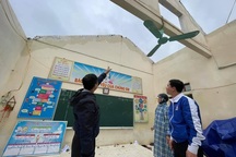 Bão tốc hết mái phòng học, hơn 80 học sinh phải học nhờ nhà văn hóa