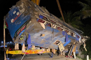 Lật xe khách tối mùng 1 Tết, 26 người bị thương