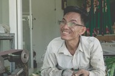 Nghị lực sống phi thường của anh thợ tài hoa nằm sửa xe