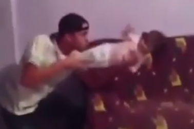 Tuyệt chiêu trông con "bá đạo" của các ông bố