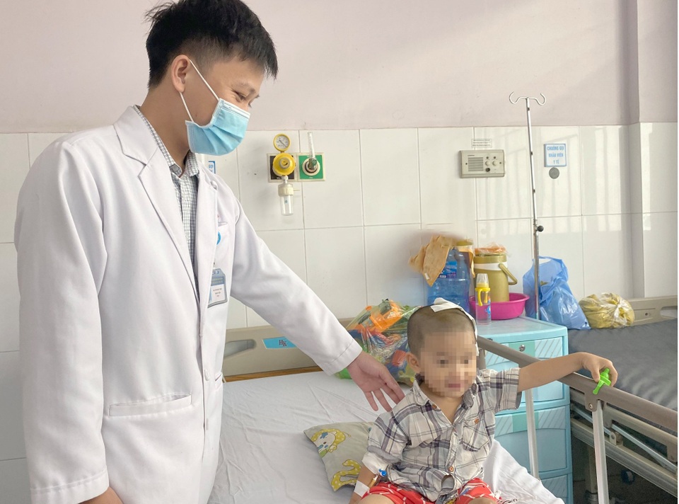 Cậu bé 2 tuổi bị lõm hộp sọ vì tai nạn nguy hiểm thường gặp - 2