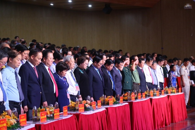 Các đại biểu tham dự Hội nghị dành phút mặc niệm tưởng nhớ, tri ân các anh hùng liệt sĩ