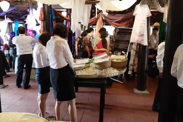 Du khách tham quan và mua sắm tại festival lụa