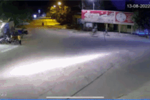 Xe bán tải mất lái đâm vào cột bê tông, nhiều người suýt mất mạng